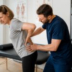 découvrez comment une hernie discale peut provoquer une sciatique d'origine mécanique, ses symptômes, causes et traitements efficaces pour soulager la douleur.
