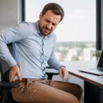 découvrez comment soulager la douleur de la sciatique à terrebonne, notamment la douleur dans la fesse après une longue position assise, avec des conseils et traitements efficaces.