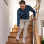 Sciatica and descending stairs: calf or foot pain 14 découvrez comment la sciatique peut provoquer des douleurs au mollet ou au pied lors de la descente d’escaliers, et apprenez à mieux comprendre et soulager ces symptômes.
