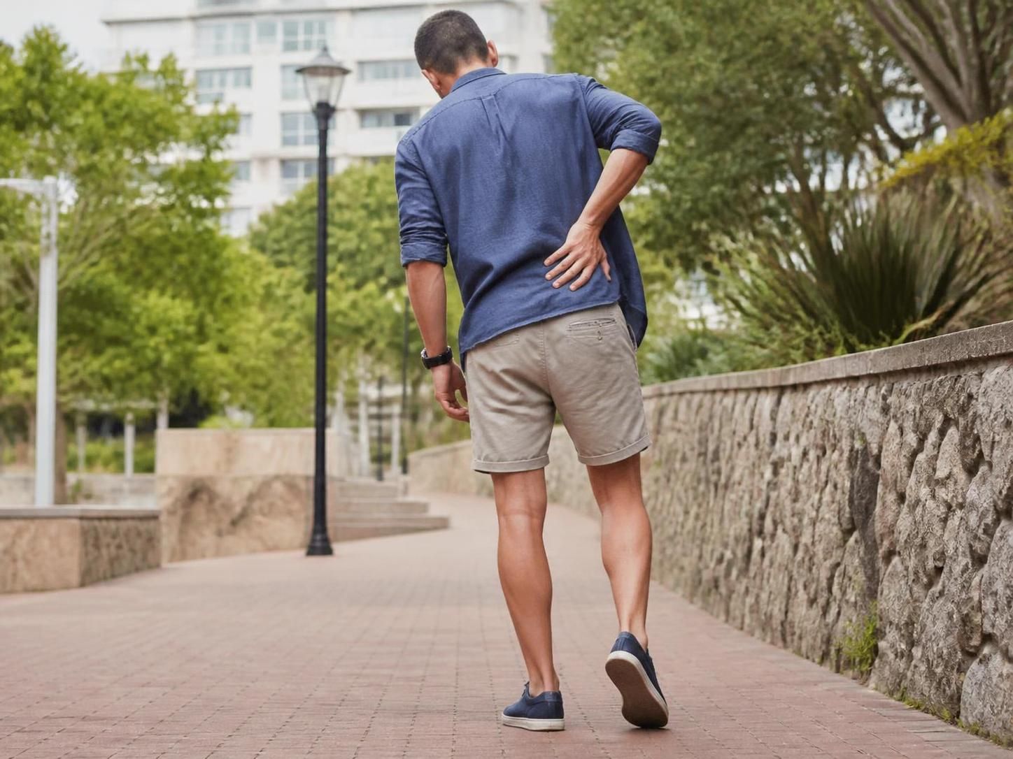 Sciatique et difficulté à marcher sur les talons : racine L5 possible 21 découvrez comment une irritation de la racine nerveuse l5 peut provoquer une sciatique et rendre la marche sur les talons difficile, ainsi que les solutions pour soulager ces symptômes.