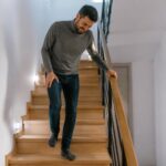 découvrez comment gérer la douleur sciatique lors de la descente des escaliers avec des conseils pratiques et des solutions efficaces pour améliorer votre confort au quotidien.