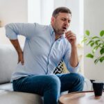 découvrez pourquoi la sciatique peut provoquer des douleurs lors d'un éternuement, les mécanismes impliqués et des conseils pour soulager ces sensations désagréables.