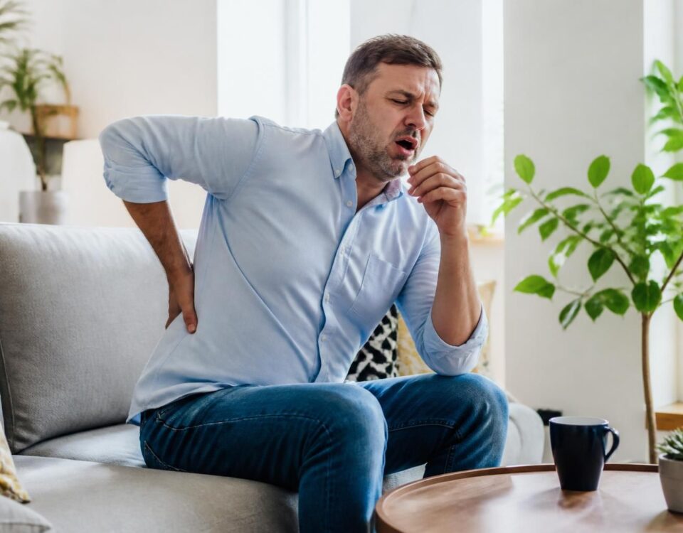 découvrez pourquoi la sciatique peut provoquer des douleurs lors d'un éternuement, les mécanismes impliqués et des conseils pour soulager ces sensations désagréables.