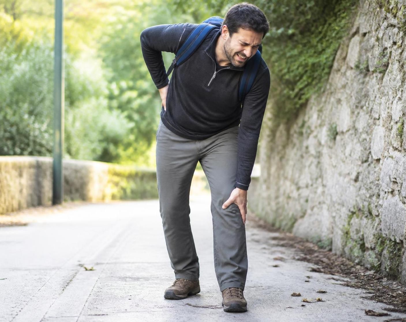 découvrez pourquoi la douleur sciatique s'intensifie après une longue marche et comment soulager efficacement cette gêne pour retrouver votre mobilité.