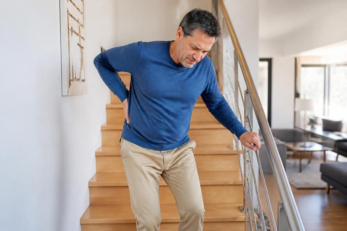 découvrez comment monter et descendre les escaliers peut intensifier la douleur liée à la sciatique et apprenez des conseils pour soulager et éviter l’aggravation de votre gêne.