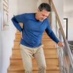 Sciatica and stairs: when movement worsens pain 13 découvrez comment monter et descendre les escaliers peut intensifier la douleur liée à la sciatique et apprenez des conseils pour soulager et éviter l’aggravation de votre gêne.