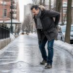 découvrez comment la marche sur trottoir glacé peut provoquer des tensions sciatiques et apprenez des techniques efficaces pour protéger vos muscles et prévenir la douleur.