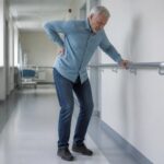 Sciatique et perte d’équilibre : symptôme à évaluer 12 découvrez pourquoi la sciatique peut entraîner une perte d'équilibre et l'importance d'évaluer ce symptôme pour un diagnostic précis et un traitement adapté.
