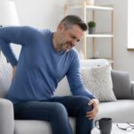 Sciatique et sensation de jambe endormie : que signifie ce symptôme ? 11 découvrez les causes possibles de la sciatique et de la sensation de jambe endormie, ainsi que les symptômes associés et les solutions pour soulager cet inconfort.