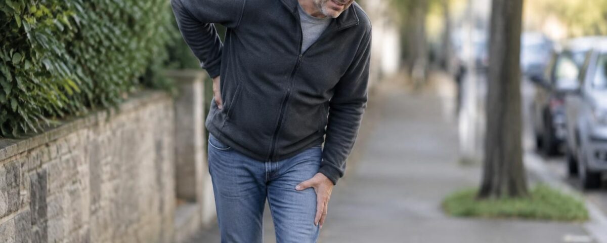 découvrez pourquoi la douleur sciatique peut s’aggraver en marchant, les causes possibles et les solutions pour mieux la soulager.
